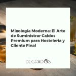 Mixólogo preparando un cóctel innovador con caldos premium en una barra moderna, destacando la creatividad.