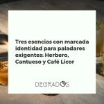 Tres botellas de licores artesanales de Alicante, Herbero, Cantueso y Café Licor, presentadas elegantemente sobre una mesa de madera oscura.