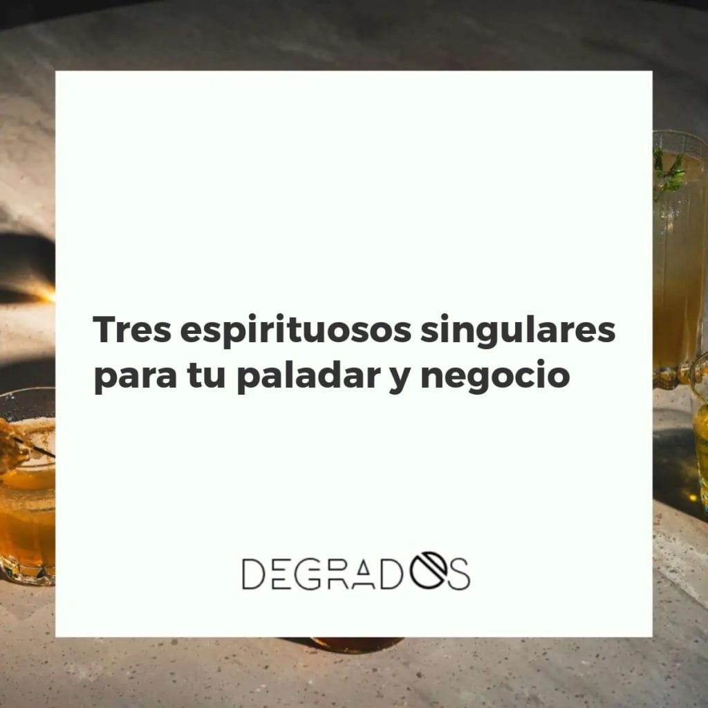 Tres botellas de espirituosos singulares (absenta, herbero y café licor) sobre una barra de bar para negocios B2B.