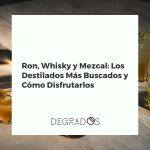 Botellas de ron, whisky y mezcal dispuestas en una barra de madera junto a sus respectivos vasos de cata, representando los destilados más buscados.