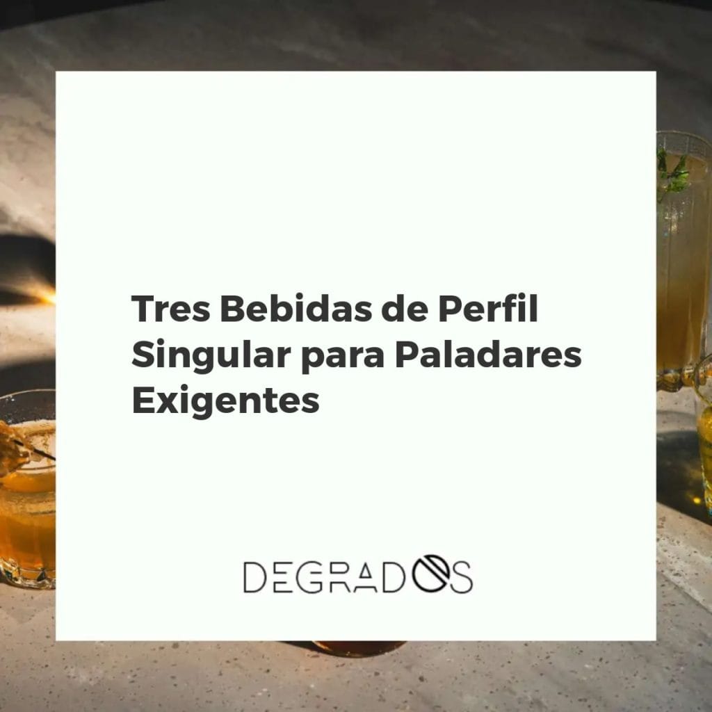 Primer plano de tres copas con bebidas singulares y de colores distintos, representando opciones para paladares exigentes y sofisticados.