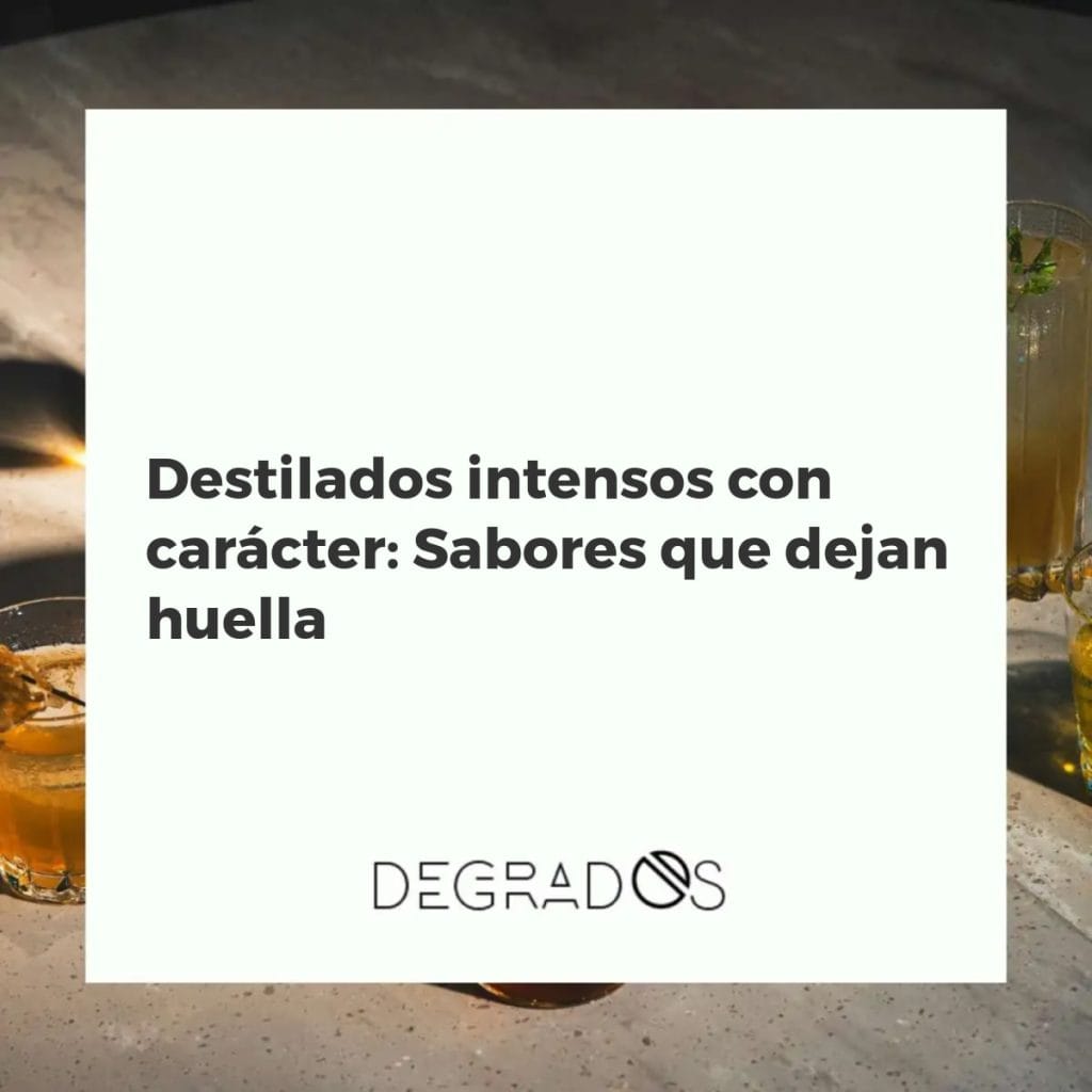 Colección de botellas de destilados intensos como whisky, mezcal y absenta, sobre una mesa de madera oscura con iluminación dramática.
