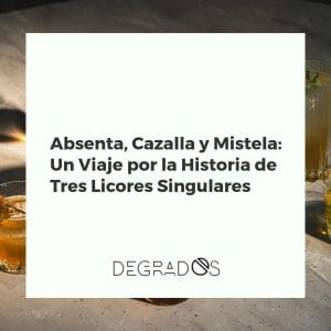 Tres copas de cristal con absenta verde, cazalla transparente y mistela ámbar, representando la historia de estos licores singulares.