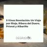 Collage de cinco copas de vino representando las denominaciones de origen Rioja, Ribera del Duero, Priorat y Albariño, sobre un fondo de bodega.