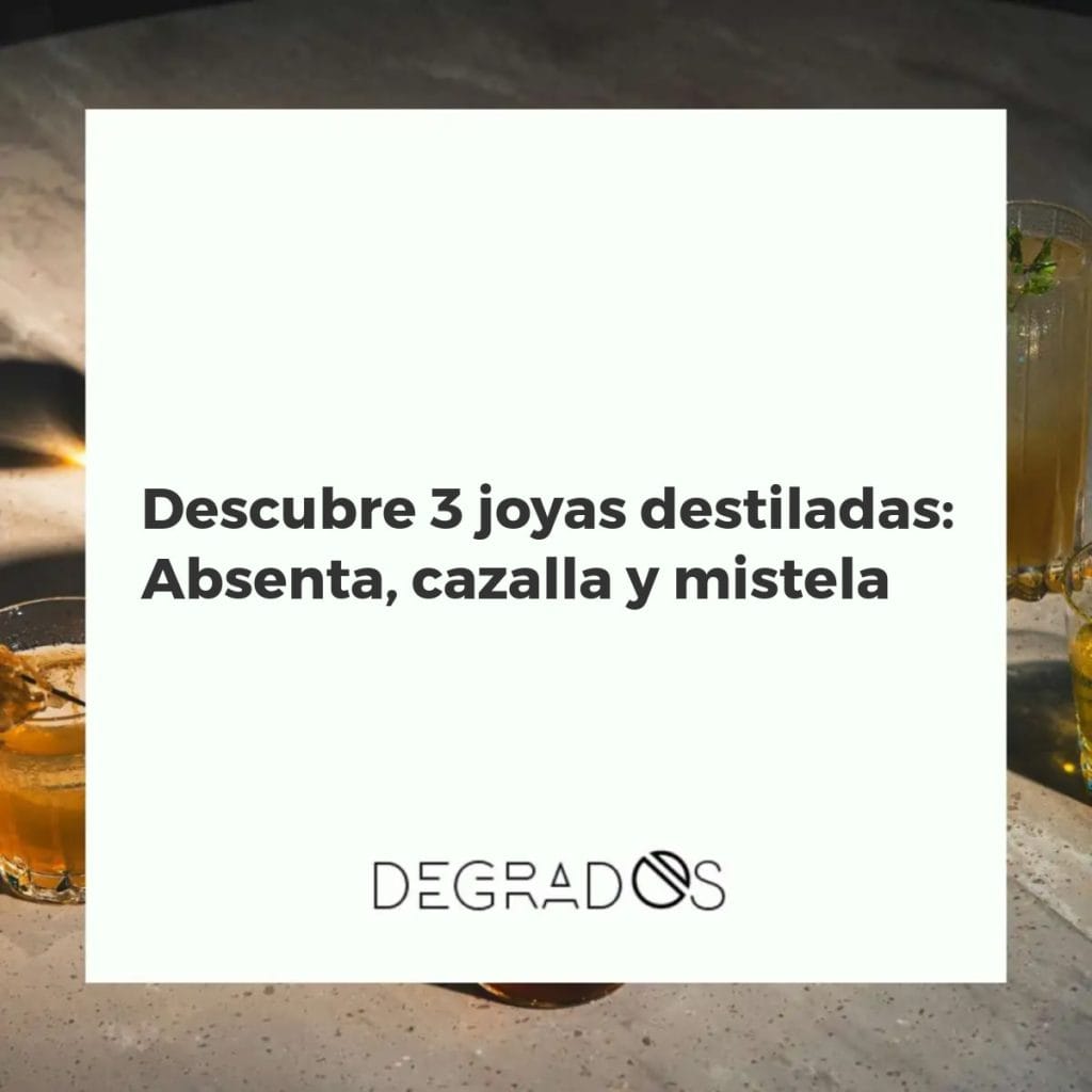 Tres copas de cristal con absenta verde, cazalla transparente y mistela dorada, representando tres joyas destiladas con tradición e historia.