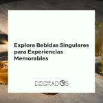 Colección de botellas de bebidas singulares como absenta, licor de café y licor de hierbas sobre una mesa oscura con botánicos.