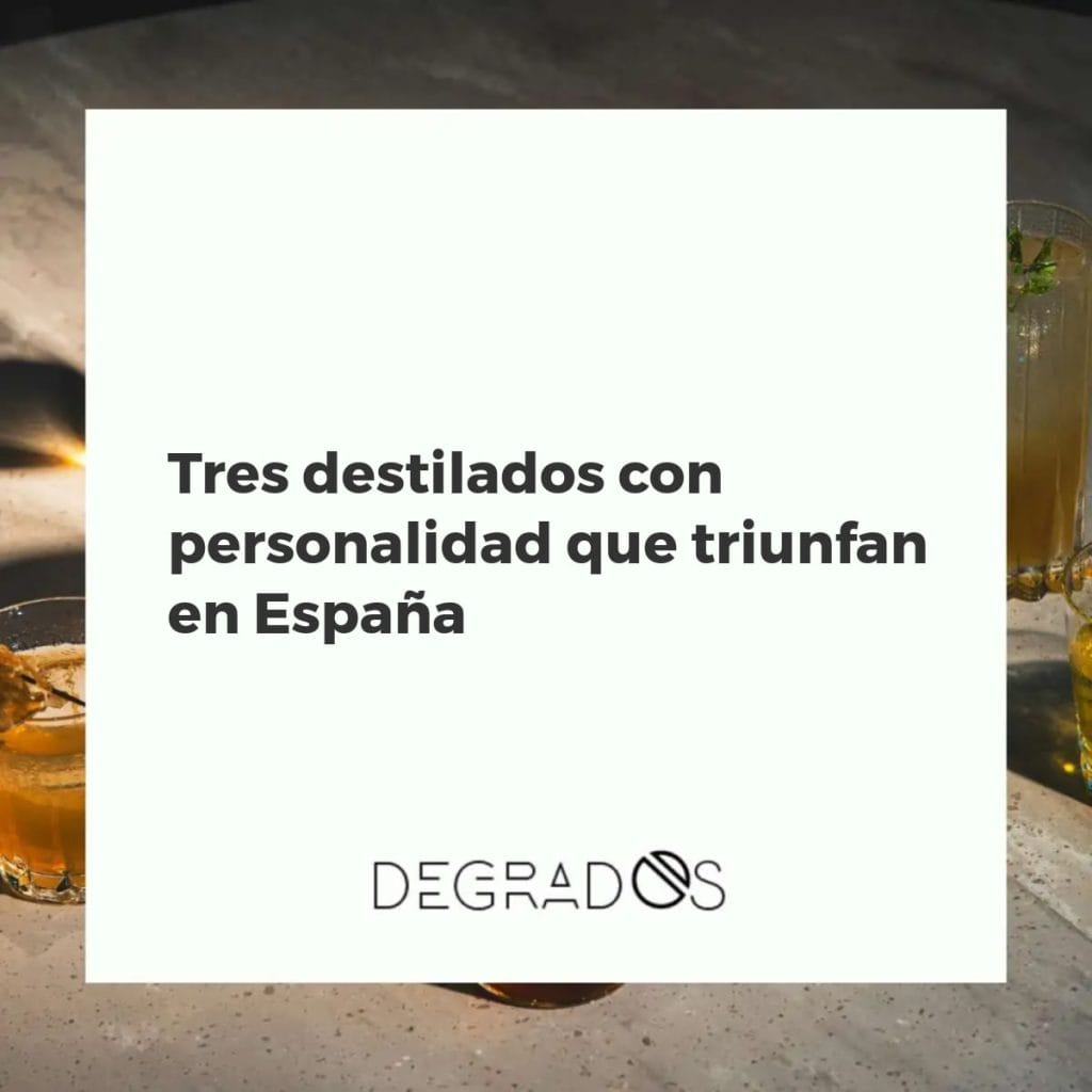 Botellas y copas con tres destilados españoles con personalidad: licor de café, herbero y absenta, sobre una barra de bar.