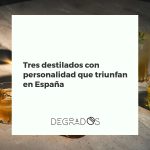 Botellas y copas con tres destilados españoles con personalidad: licor de café, herbero y absenta, sobre una barra de bar.