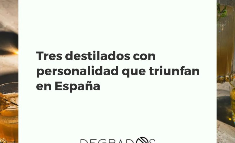 Botellas y copas con tres destilados españoles con personalidad: licor de café, herbero y absenta, sobre una barra de bar.