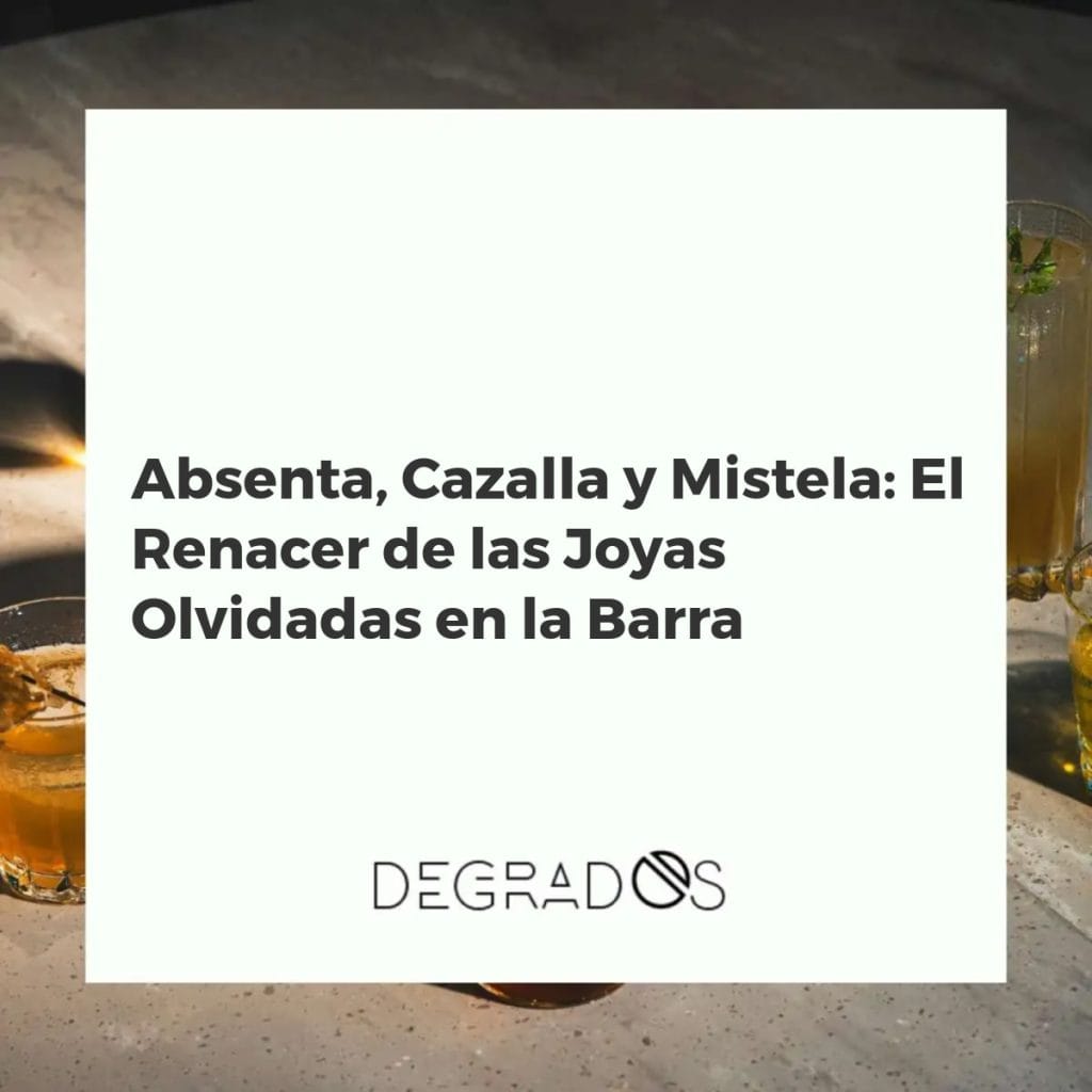 Primer plano de tres copas con absenta, cazalla y mistela sobre una barra de bar clásica, simbolizando su regreso a la coctelería.