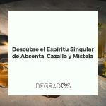 Tres copas de cristal con absenta verde, cazalla transparente y mistela dorada, mostrando la tradición de estos licores singulares