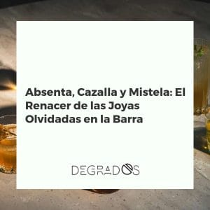 Primer plano de tres copas con absenta, cazalla y mistela sobre una barra de bar clásica, simbolizando su regreso a la coctelería.