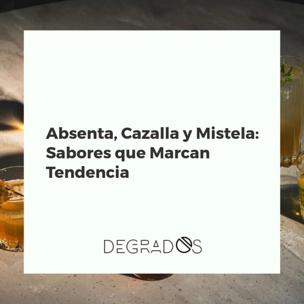 Copa de absenta verde, copa de cazalla con anís y copa de mistela dorada sobre una barra de bar mostrando su renacimiento como bebidas de tendencia.