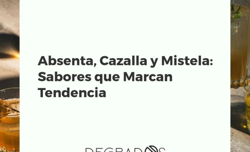 Copa de absenta verde, copa de cazalla con anís y copa de mistela dorada sobre una barra de bar mostrando su renacimiento como bebidas de tendencia.