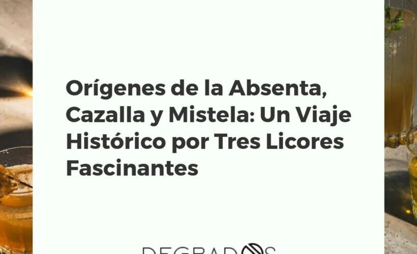 Botellas y copas de absenta, cazalla y mistela dispuestas sobre una mesa de madera, simbolizando sus orígenes históricos y botánicos.