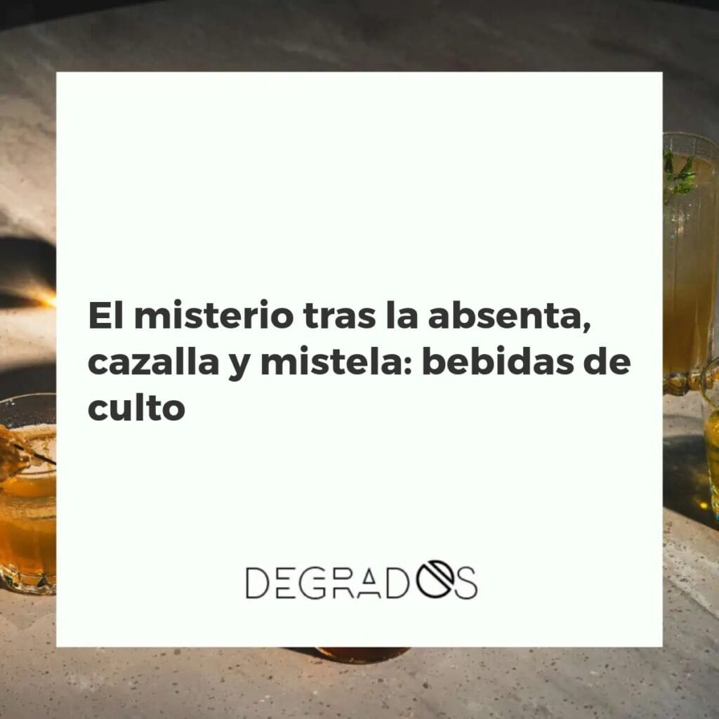 Tres copas de cristal con absenta verde, cazalla transparente y mistela dorada sobre una mesa rústica con ingredientes botánicos.